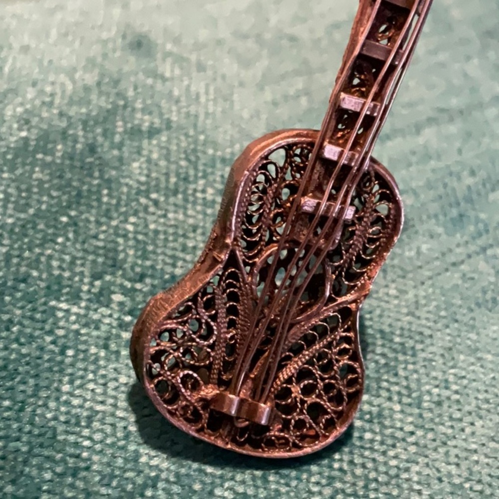 Intricate silver guitar broach pin - vintage - Picture 2 of 8